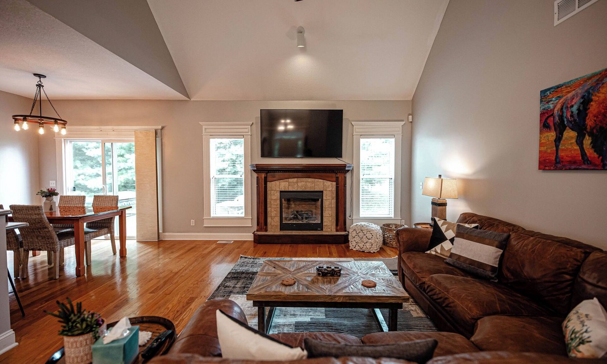 St. Joseph House | Cozy Cactus Retreat-Family Friendly 4 bed/2bath near St. Joseph/Savannah, MO