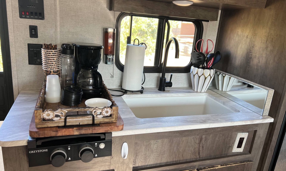Joshua Tree Highlands House | Cozy camper at Rancho de Caballos de Piedre Negra w/ jacuzzi and more!