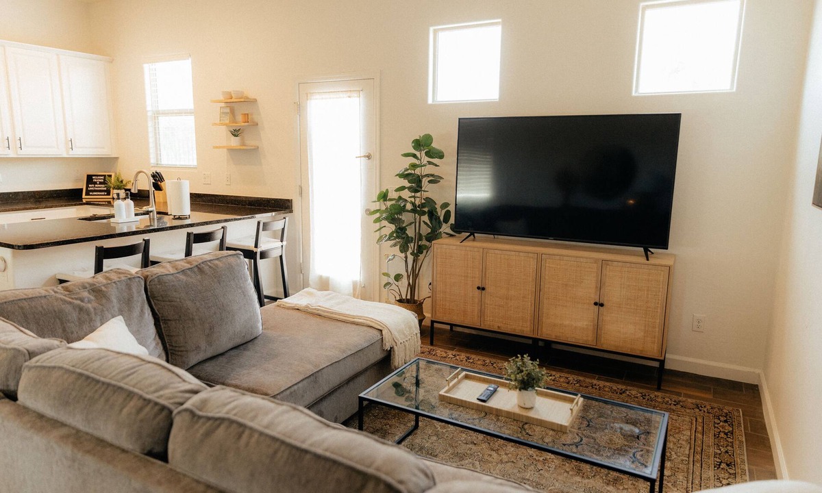 Emperor Estates House | Cozy Casita tucked away at the end of a quiet cul-de-sac
