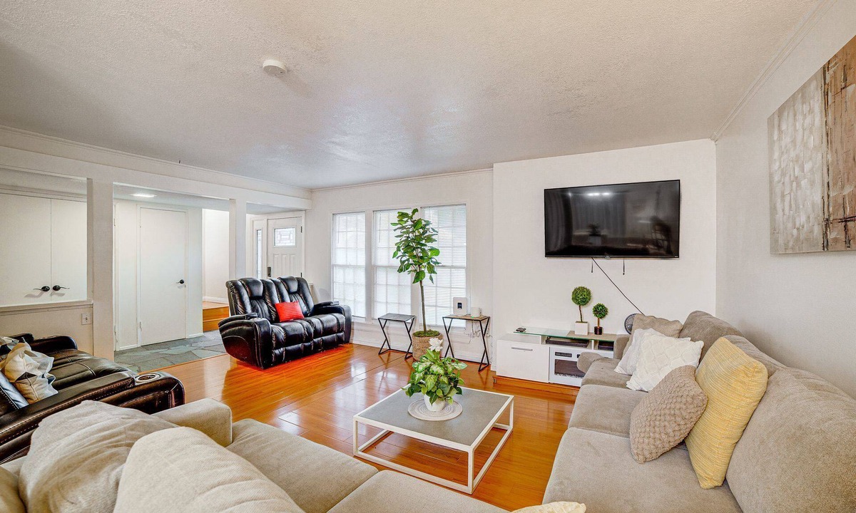 Riverside House | Cozy Celeste 5 Beds, 2 Baths Home in Riverside