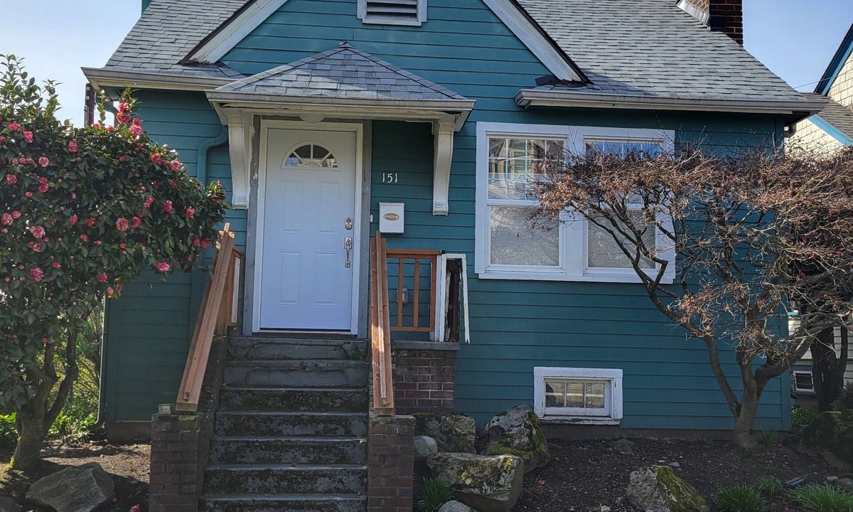 Squire Park House | Cozy Centrally Located House, Near Stadiums, Hospitals, Cap Hill, CID, SU