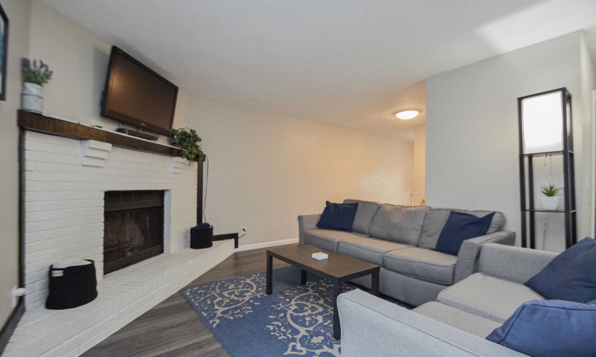 Erlanger Apartment | Cozy & Charming 2-bedroom, 2 bath in Central location near Cincinnati