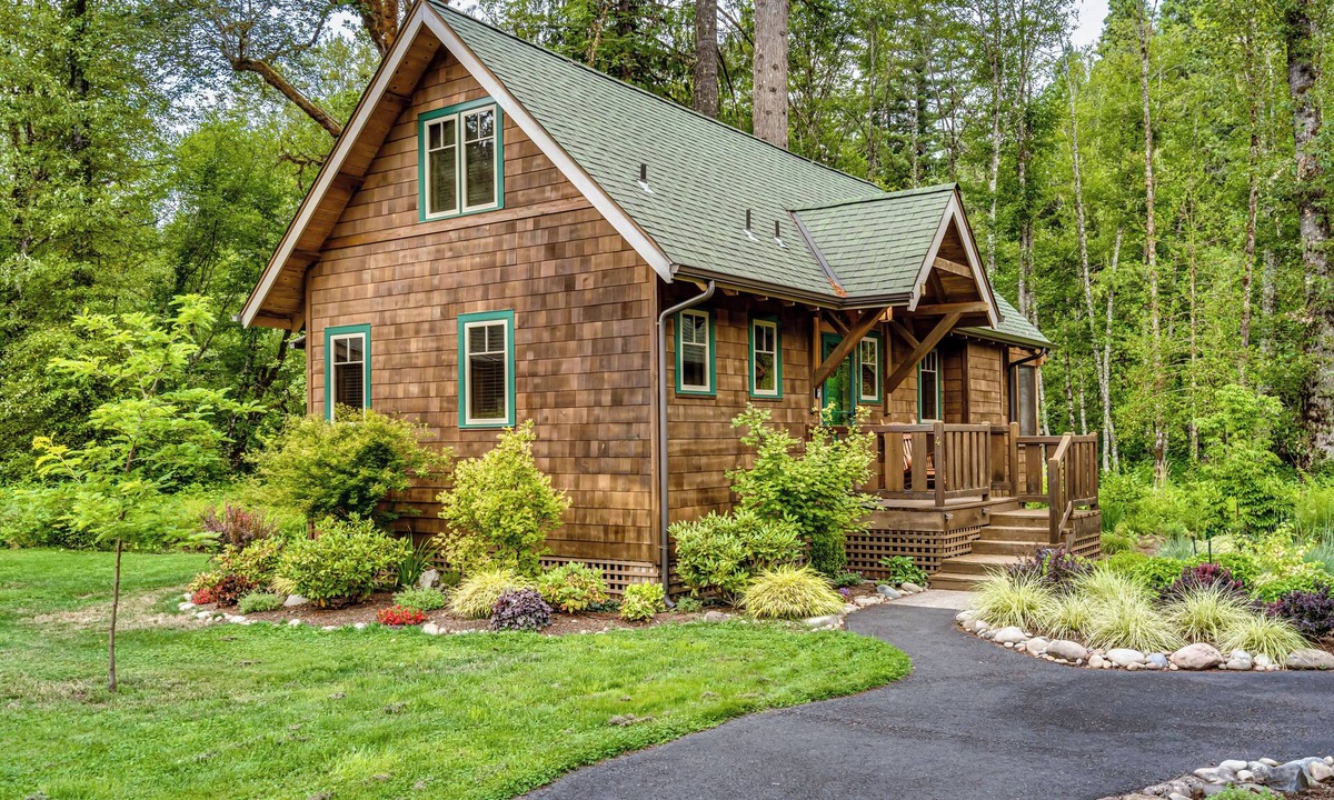 McKenzie Bridge Cabin | Cozy, charming two bedroom McKenzie Bridge River front cabin for 2 Guests,