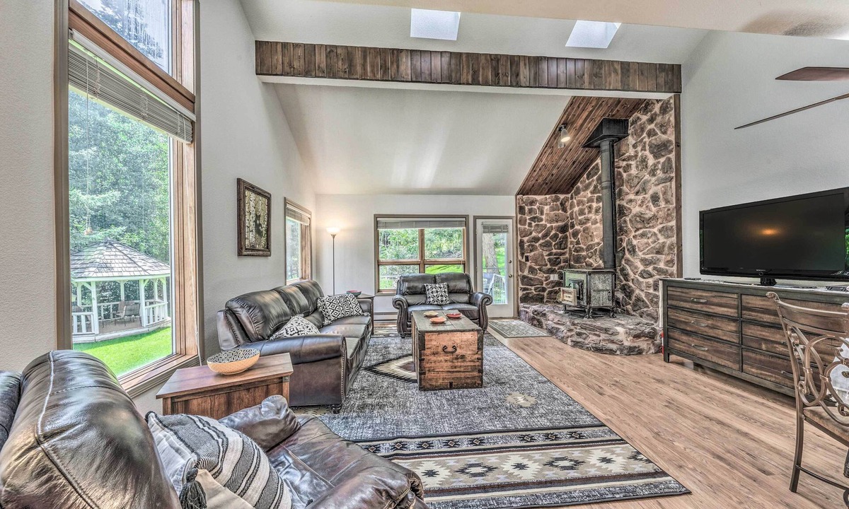 Cloudcroft House | Cozy Cloudcroft Townhome ~ 1 Mi to Burro Ave!