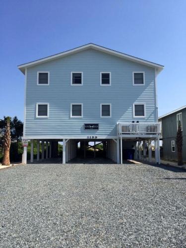 Holden Beach House | Cozy Comfortable Cottage with Lovely Ocean Views in Holden Beach, North Carolina