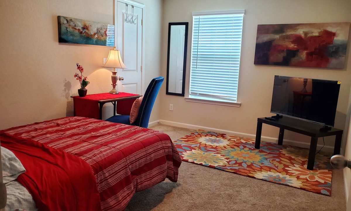 Cartersville House | Cozy & comfortable room in Cartersville! Nearby Hyundi plant, Piedmont Hospital
