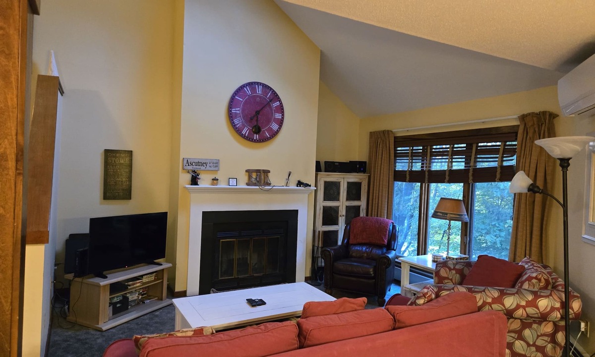 Brownsville Condo | Cozy Condo for Skiing-Hiking-Biking Lovers