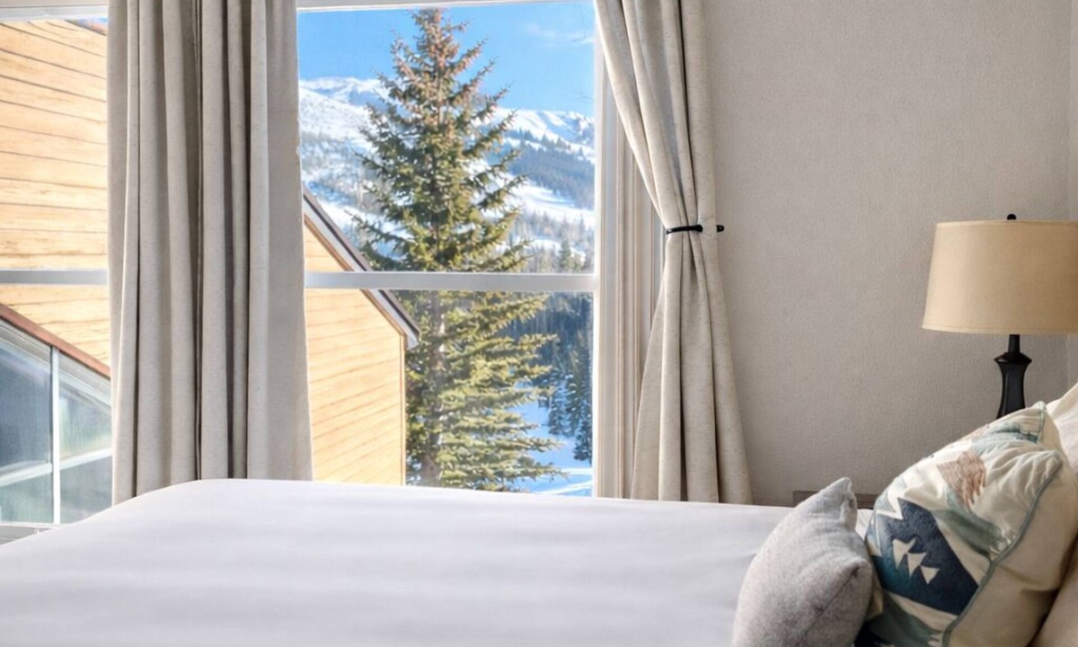 Brian Head Condo | Cozy condo with Pool, Jacuzzi, Sauna, & Fitness Center. Minutes to either lift!