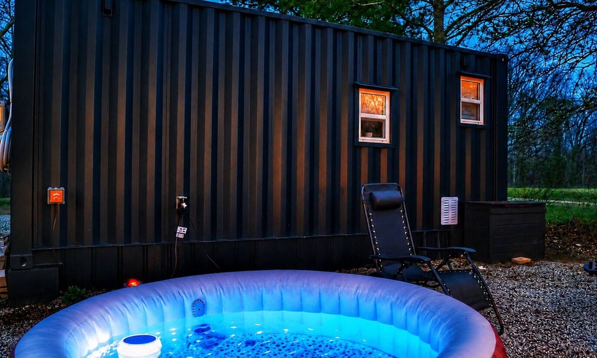 Chillicothe Cabin | Cozy Container, HotTub, King Bed, Pets, Wifi, 1 Night Stays, Griddle, Firepit