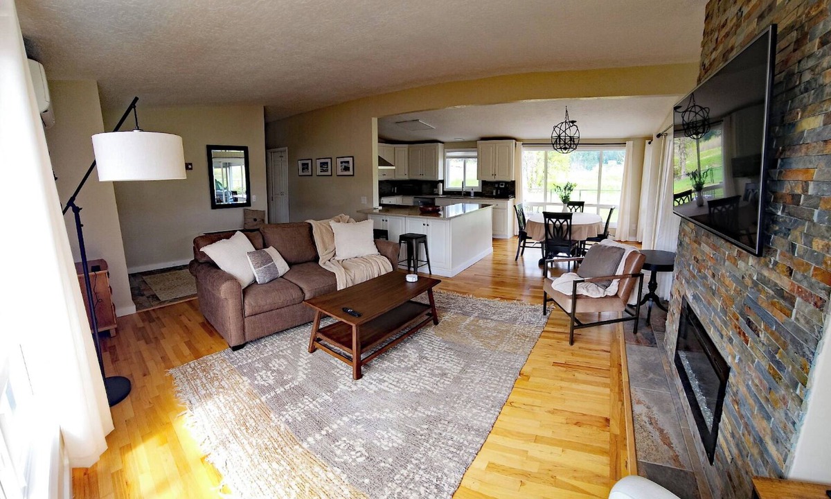 Thurston House | Cozy & convenient to McKenzie River 20 min to Eugene 2/bed 2/bath Sleeps 4+ Pets