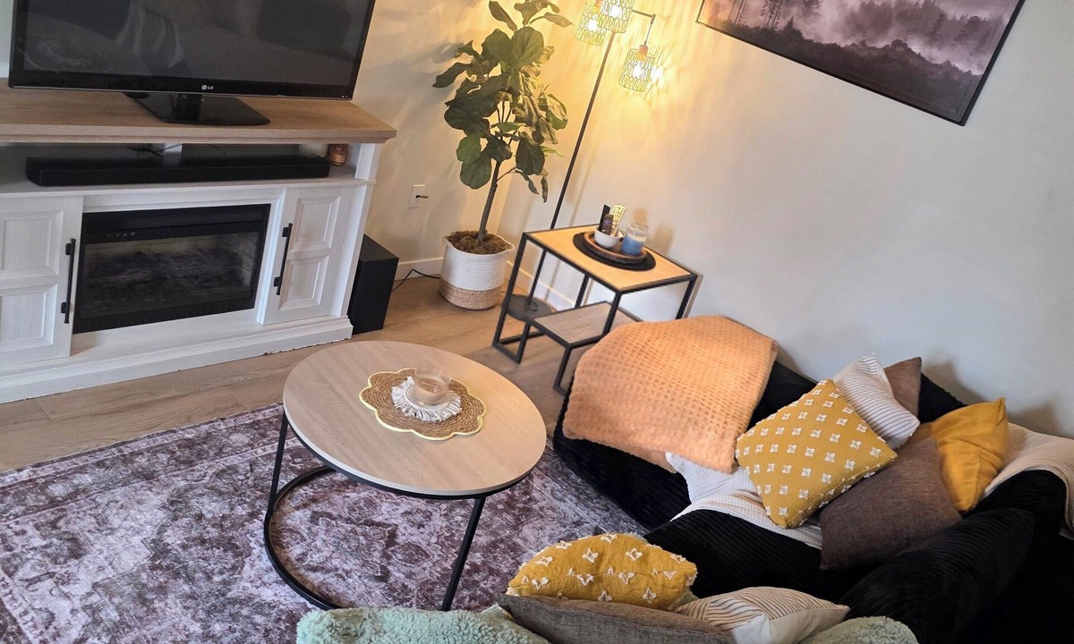 Markerville House | Cozy Corner✿ Charming 2-Level Home Near Red Deer 1K+2Q+Modular Couch Yard &BBQ