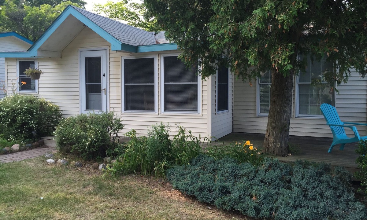 Applegate Cottage | Cozy Cottage #4 overlooking beautiful Lake Huron