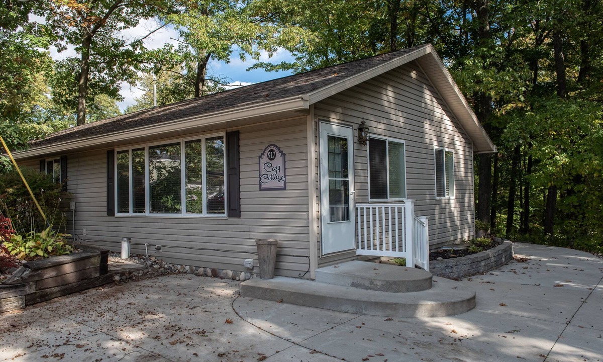 Harrison House | Cozy Cottage! All Sports Budd Lake near boat launch & neighborhood beach.