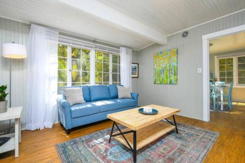 Old Evergreen Highway House | Cozy cottage among trees - close to PDX