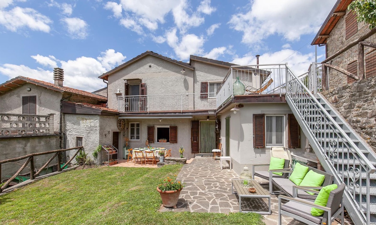 Piazza al Serchio House | Cozy cottage with fireplace and stunning views.