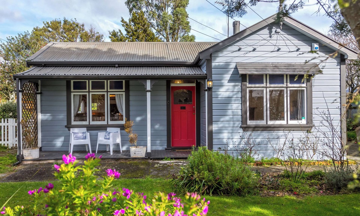 Featherston House | Cozy cottage just off SH2 with easy driving to other villages in the Wairarapa.