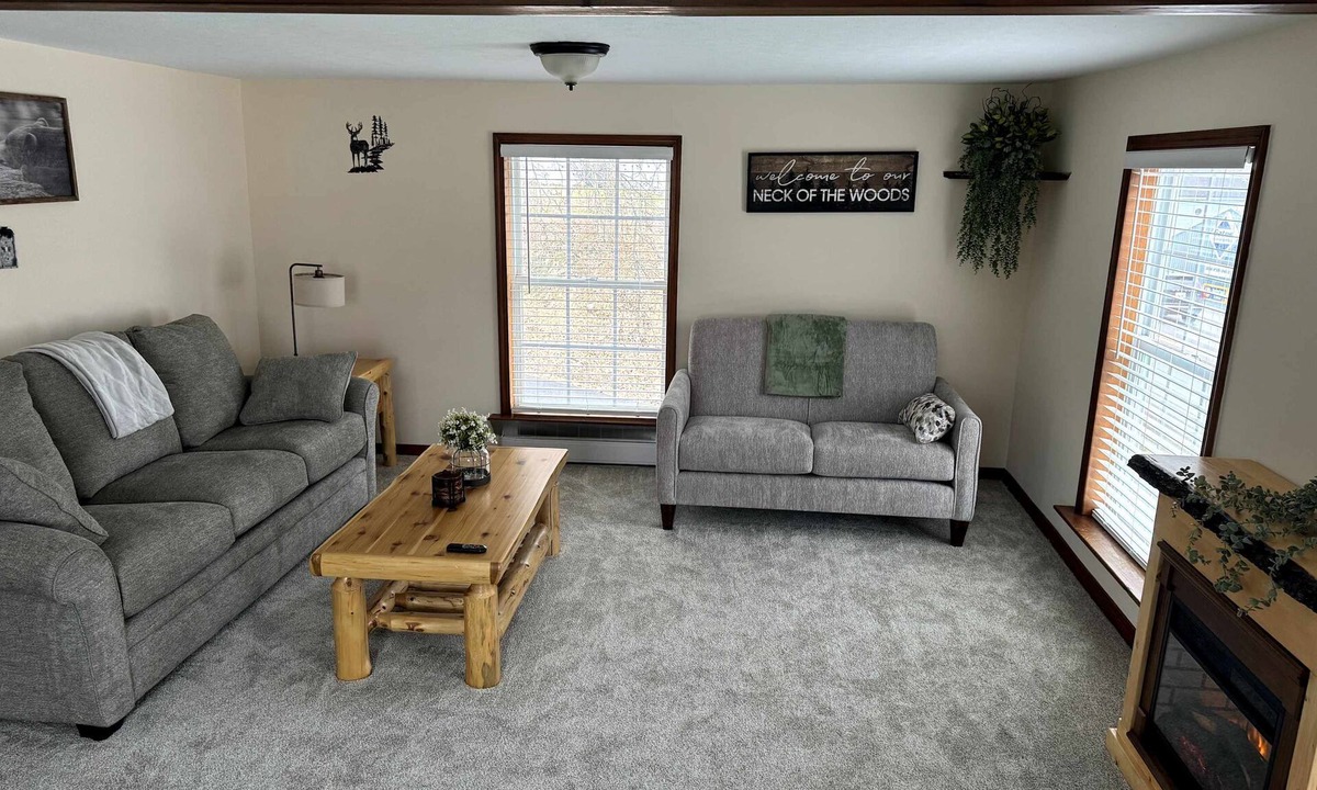 Berryville Apartment | Cozy Cottage Sleeps 4, Walk to Downtown Springs