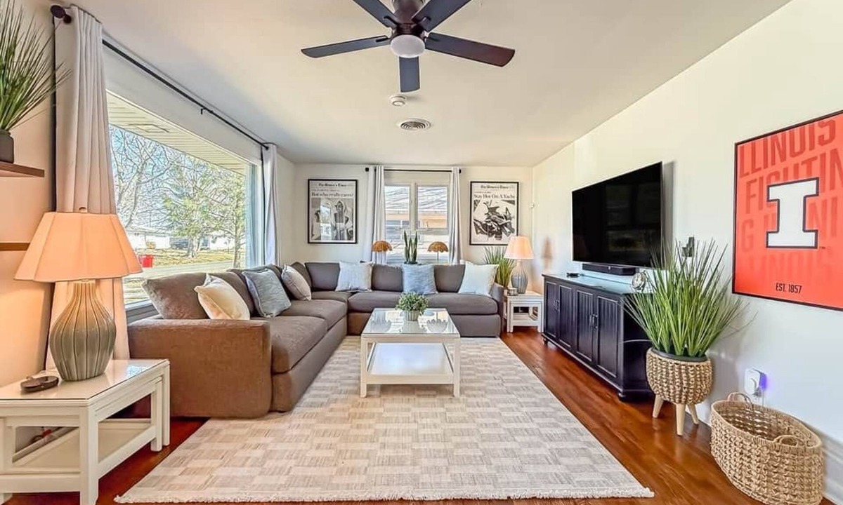 Champaign House | Cozy Cottage Walkable To UIUC
