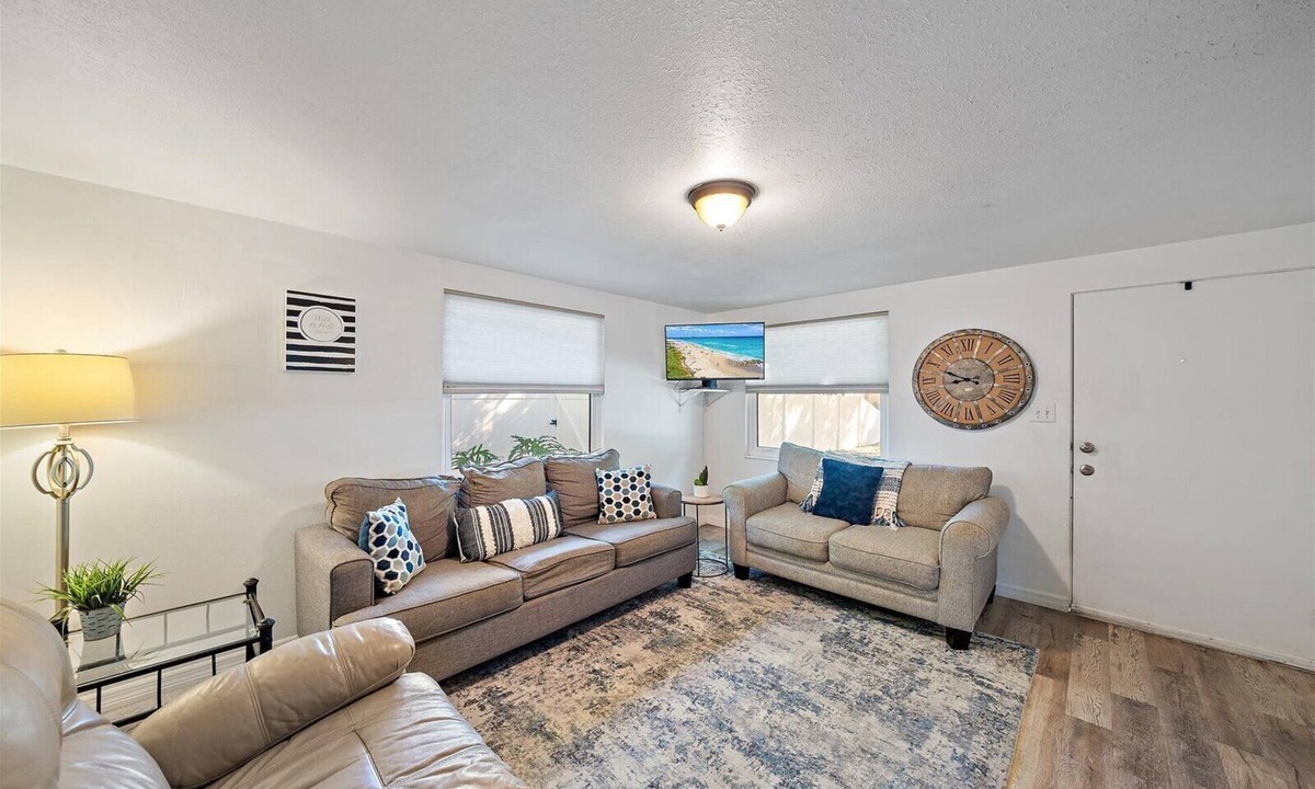 Alta Vista House | Cozy Cottage with Screened in Porch, Patio & Grill - Close to Top Attractions!
