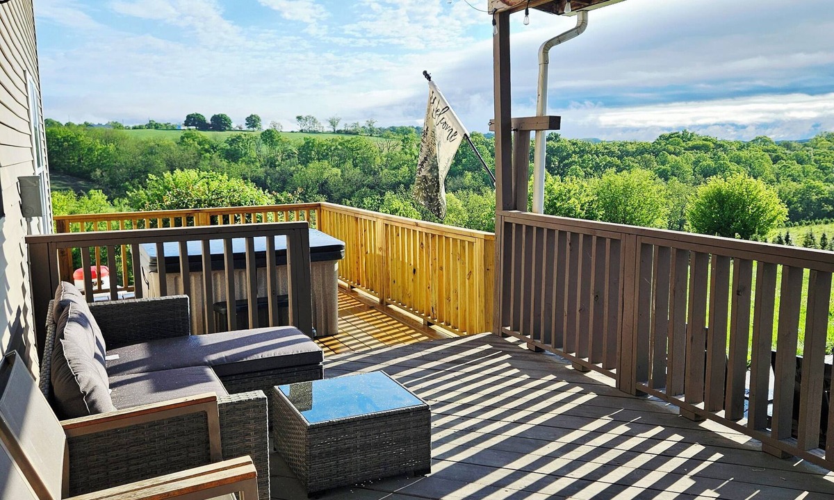 Middleburg House | Cozy Country Tree Farm Getaway w/Hot Tub, Fireplace & King Size Bed, Sleeps 12