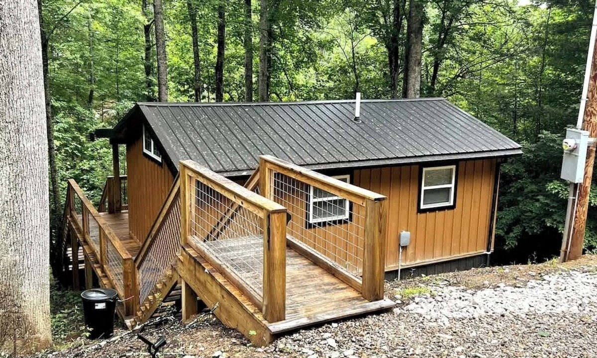 Campton Cabin | Cozy Couples Cabin in Heart of RRG!