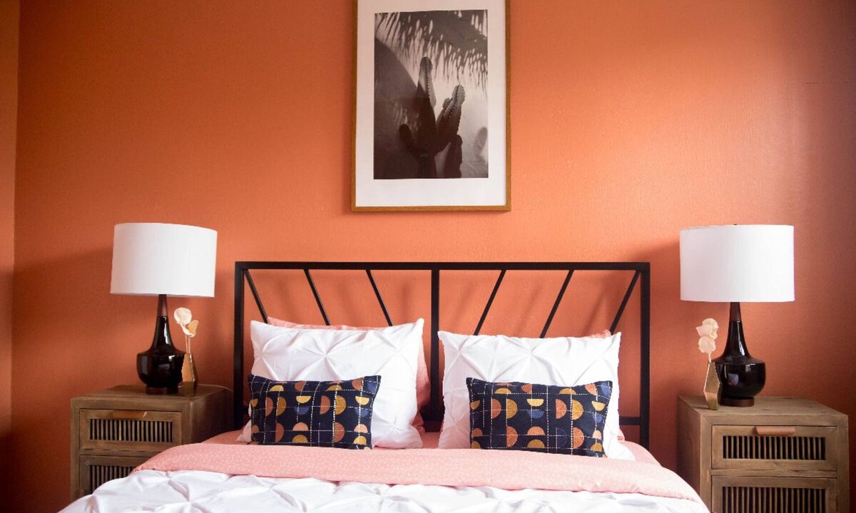 Westlake Hotel | Cozy Couple’s Studio with AC and Bathtub