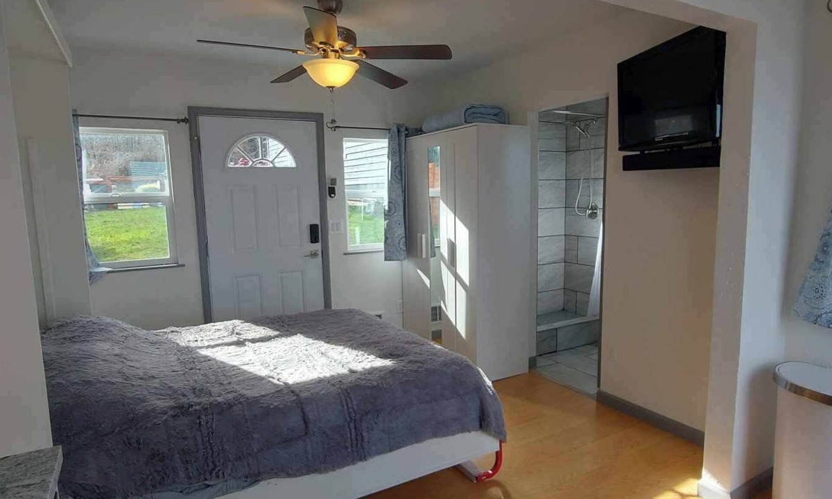 Camano Island Apartment | Cozy Cove: tiny home with an amazing view!