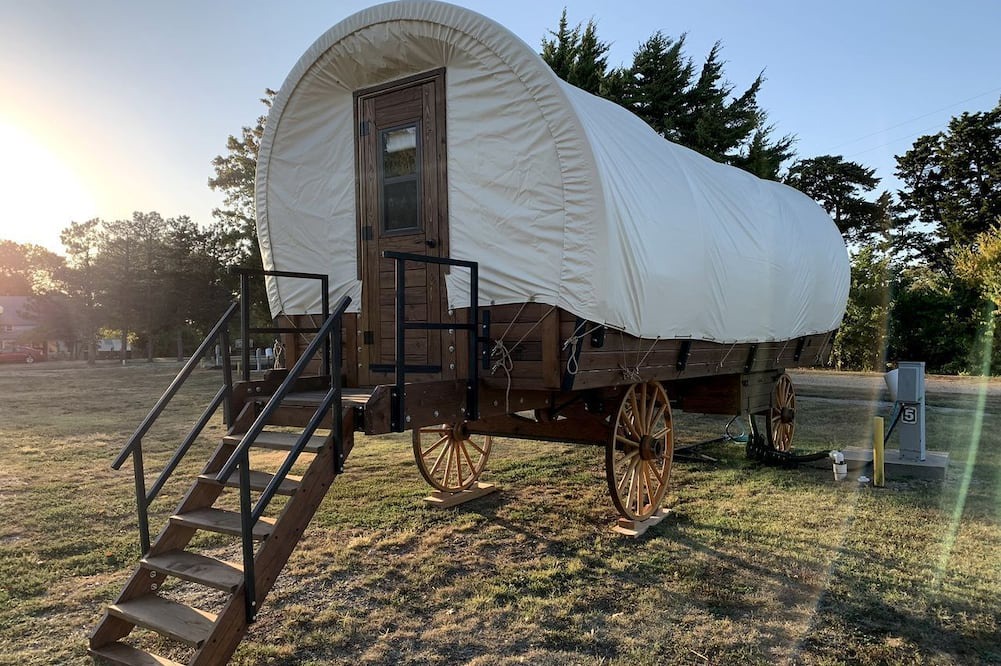 Beaumont House | Cozy Covered Wagon for a Unique Glamping Experience in Beaumont, Kansas