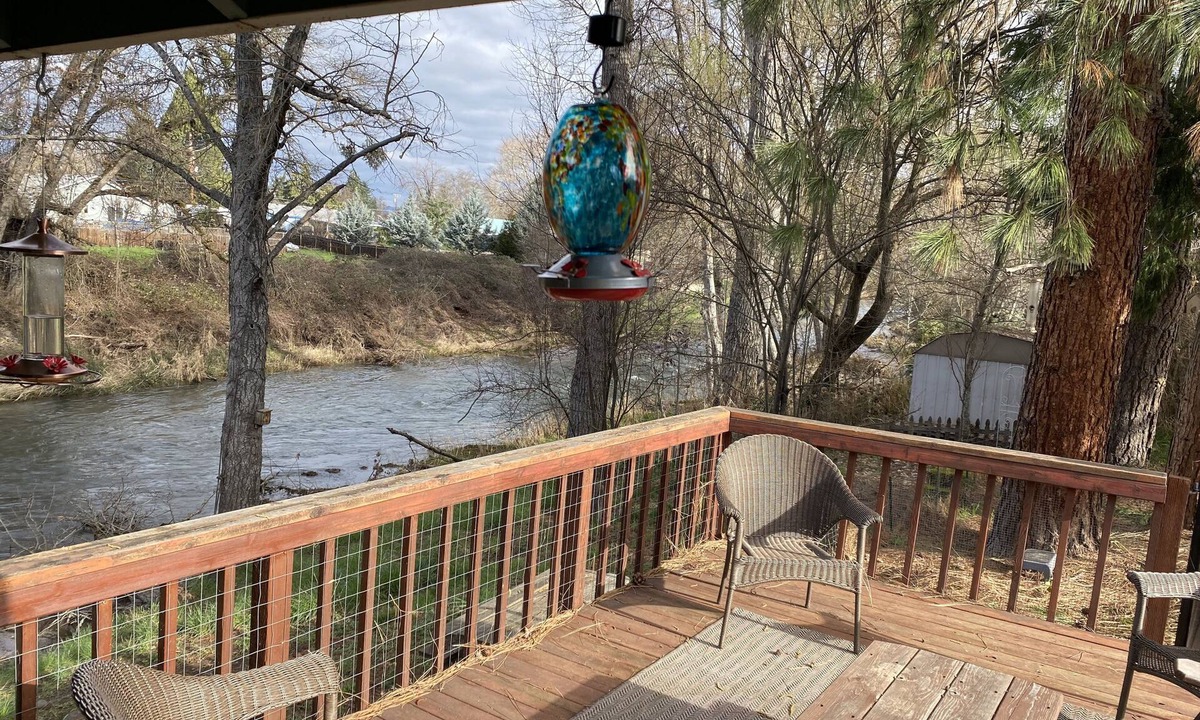 Eagle Point House | Cozy creekside home with deck, 15 min to airport, shopping, 1 hr to Crater Lk.