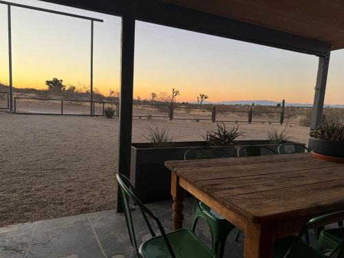 Landers House | Cozy Desert Haven - Joshua Tree views and Hot Tub
