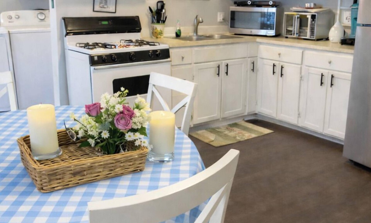 Pittston Apartment | Cozy Downtown Pittston Waterfall Glen 2BR 3 Bd 3 Sofa bed 3 TVs Laundry & Kureg