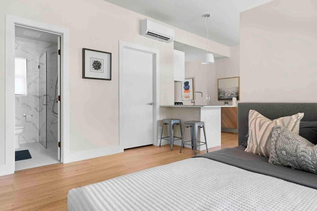 West Campus Apartment | Cozy Downtown Studio - near UT