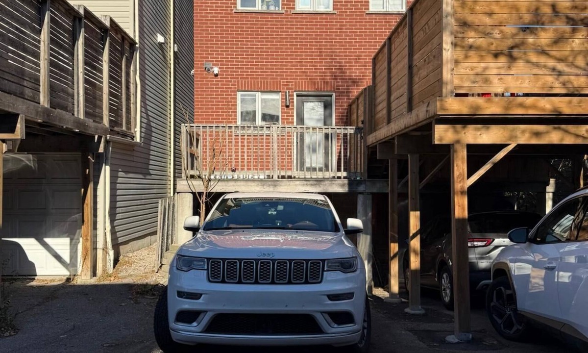 Niagara House | Cozy Downtown Toronto Retreat Near King W & Queen W Life