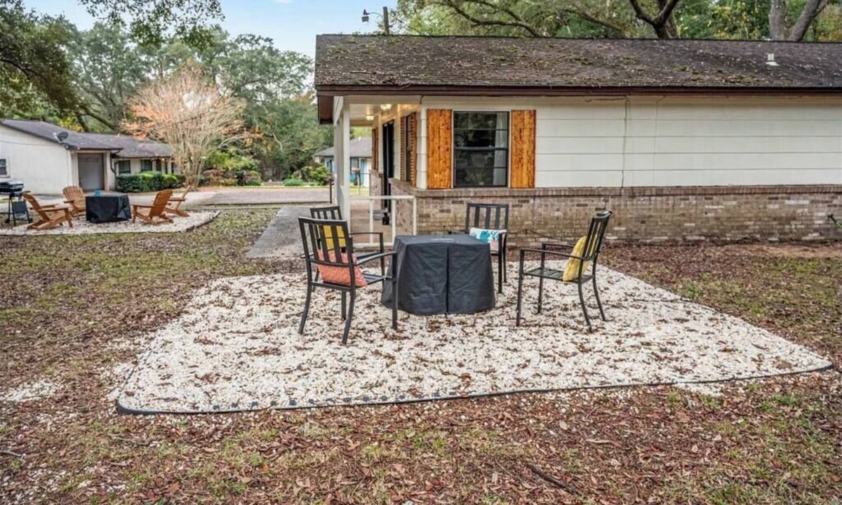 West Pensacola Apartment | Cozy duplex w/fire pit & BBQ