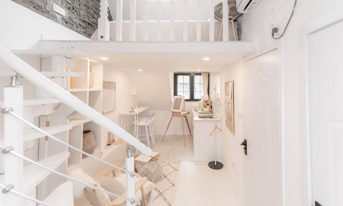 Jing'an House | Cozy Duplex W/Skylite 2 mins walk to Metro Line 2, Jing'An temple & Kerry Center