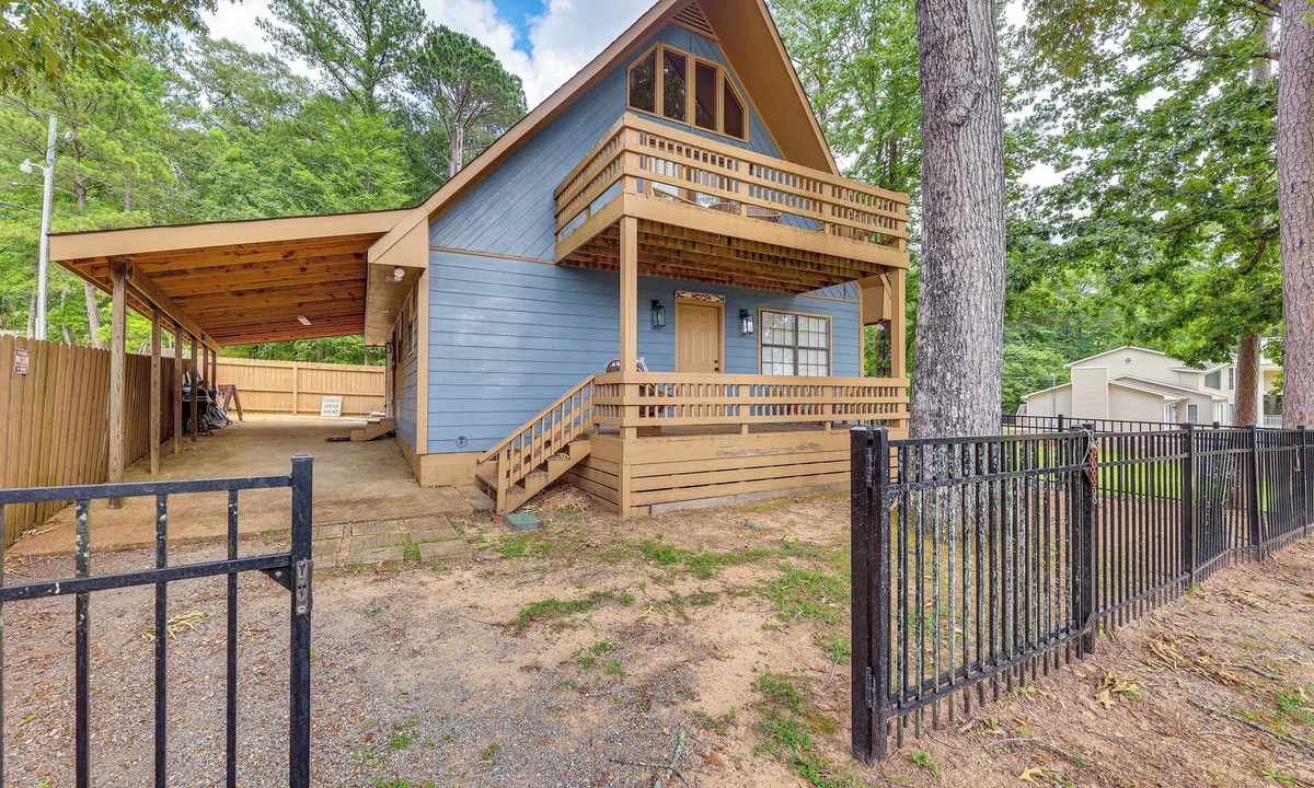 Little Kowaliga Cabin | Cozy Eclectic Cabin w/Lake Views & Shared Dock!