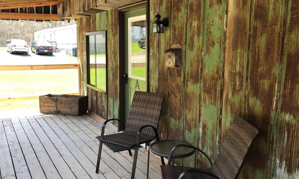 Edray Apartment | Cozy Efficiency Unit in Edray 5 Min to Marlinton and 20 Min to Snowshoe