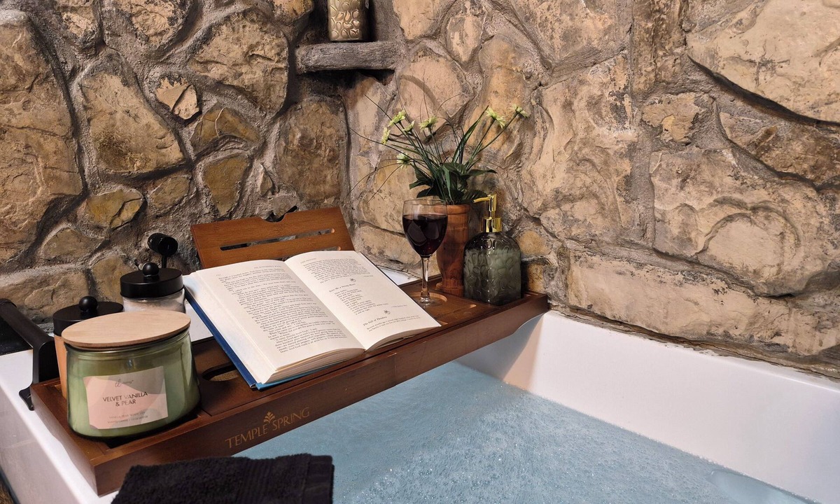 Protem Cabin | Cozy Farm Cabin, Rustic Charm/Luxury/couples Romantic getaway/Hot Tub