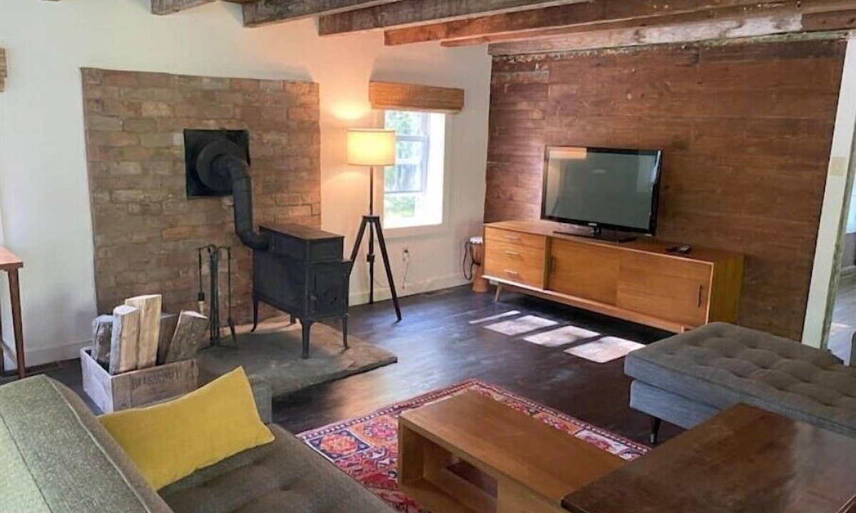 Fishs Eddy House | Cozy Farmhouse With Fireplace and Hot Tub