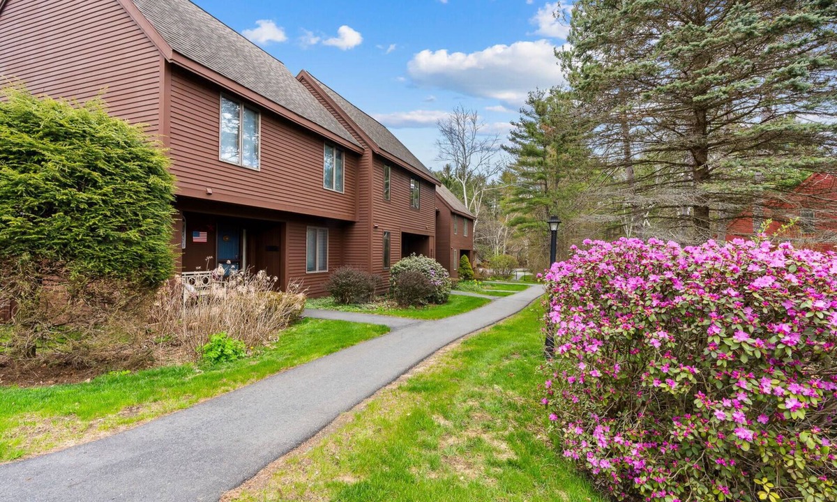 Quechee Condo | Cozy Fireplace, Pets, Club Access! - Saltbox 9A