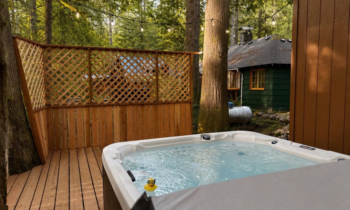 Rhododendron Cabin | Cozy Forest Cabin, Hot Tub, King beds, AC, Fast Wi-fi, Waterfront, Pet Friendly