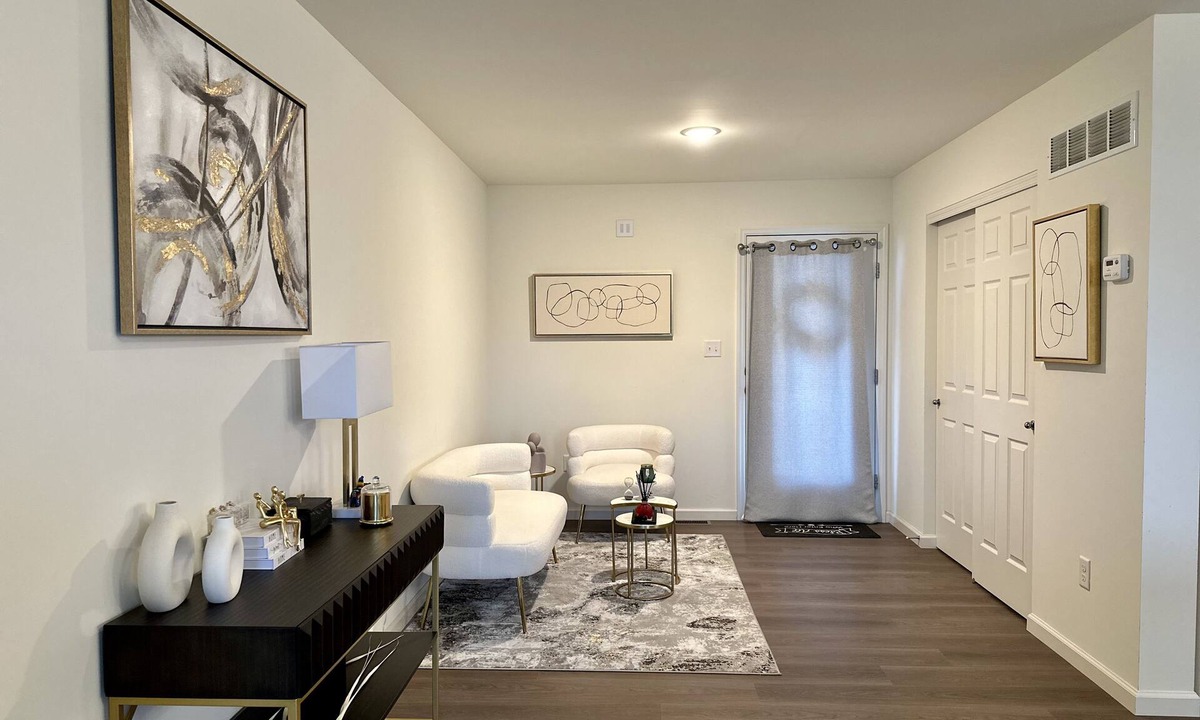 St. Charles House | Cozy Front Lake Home in Newtown St. Charles