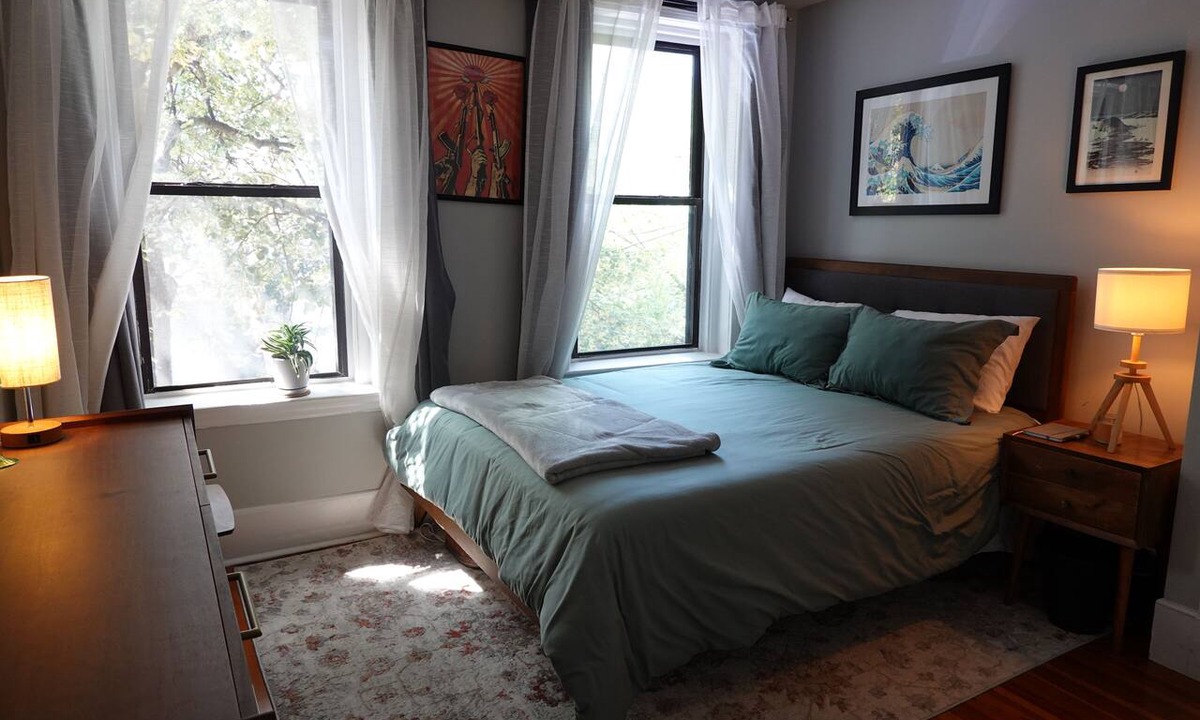 East Boston Condo | Cozy full condo. Walkable to the T. Boston at your doorstep.