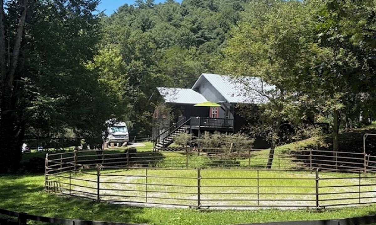 Cullowhee House | Cozy Getaway at Two Willows Horse Farm, near Lake Glenville, Highlands, Cashiers