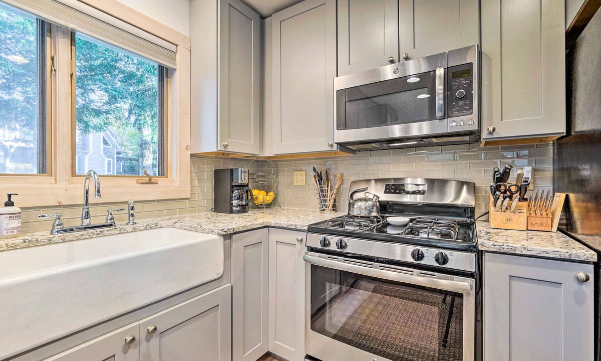 West Dover Cottage | Cozy Getaway: Private Hot Tub, Near Skiing!