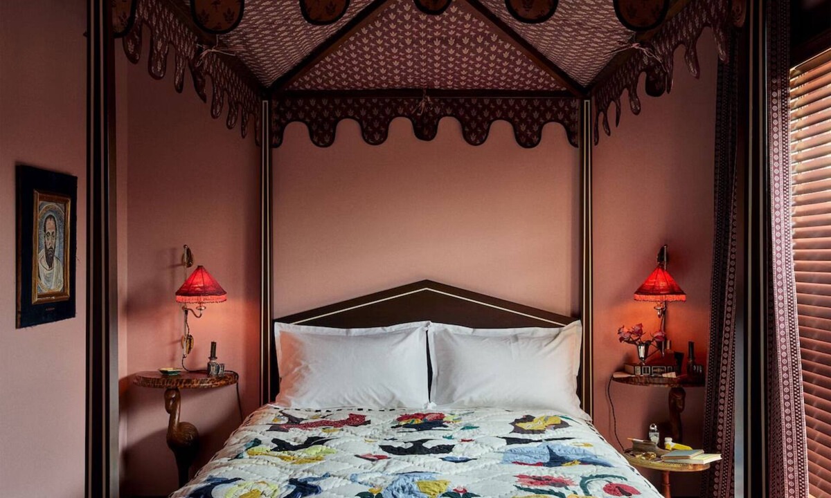 Mount Vernon House | Cozy Gothic Décor Room w/Canopy Bed Perfect for Couples in Baltimore