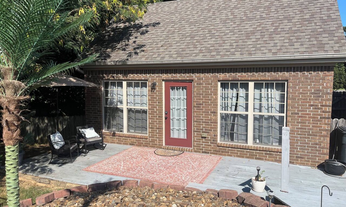 Russellville Apartment | Cozy Guest House w/pool & hot tub!