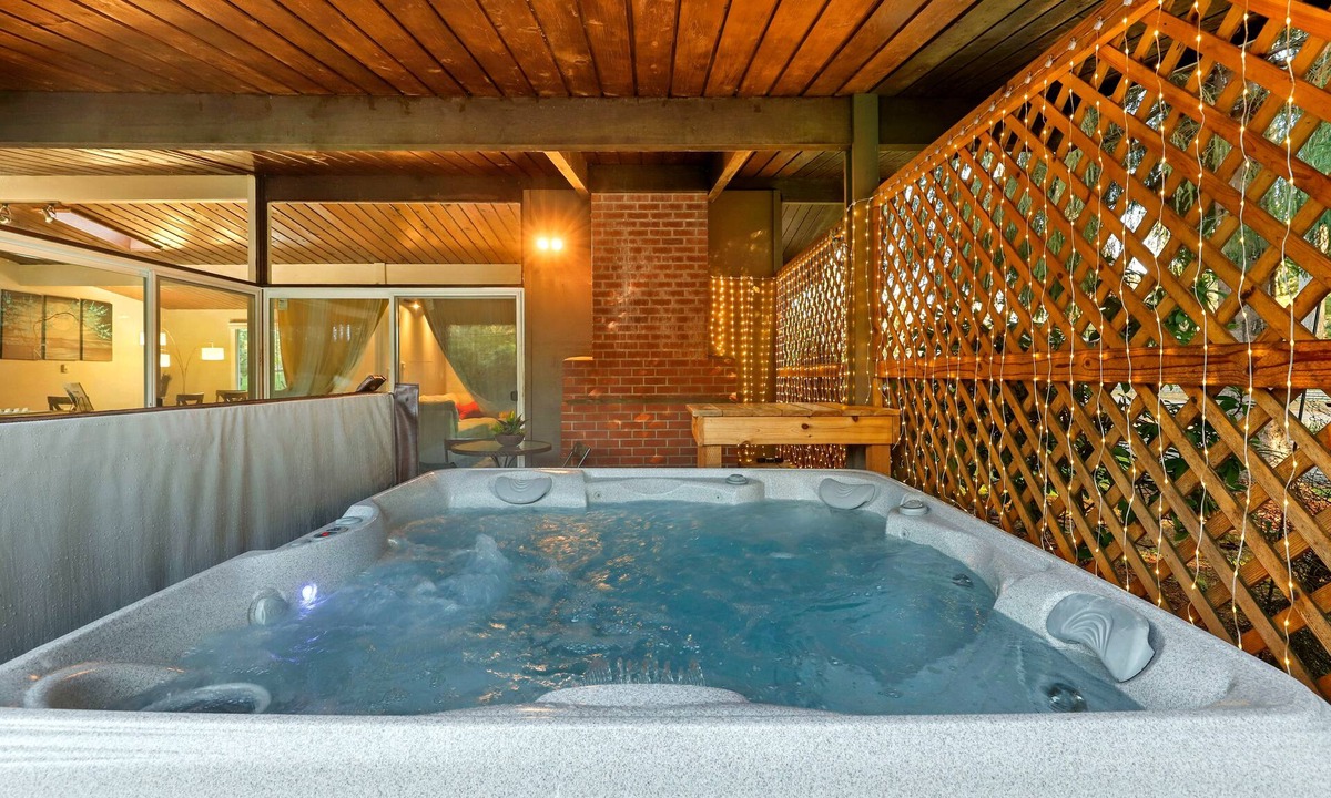 Naval Base Kitsap - Bangor House | Cozy haven with hot tub & AC near Bangor base and hospital in Silverdale
