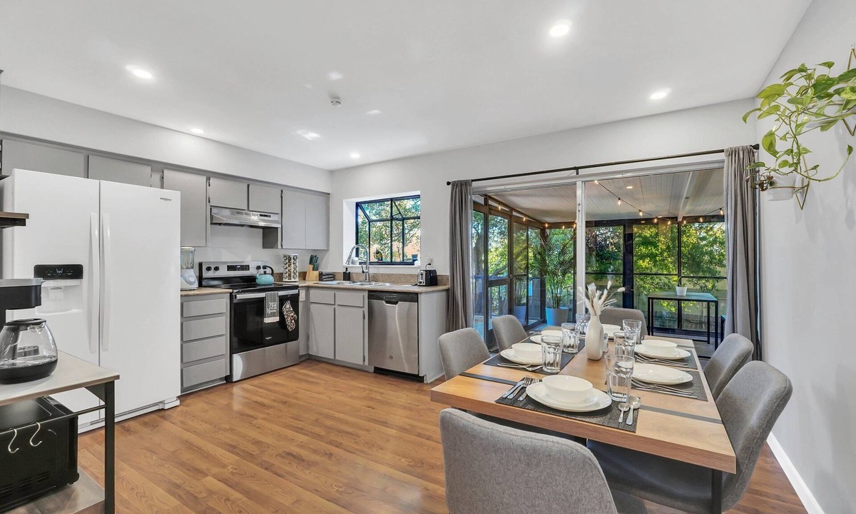 Cypress Gardens House | Cozy home 3 Bd 2 Bath sleeps 10 people 3 Minutes to Legoland .WiFi, central air.