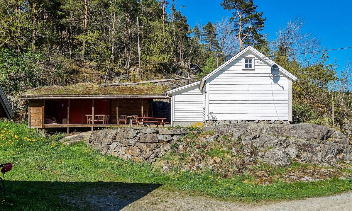 Suldal House | Cozy home in Vanvik with house a mountain view